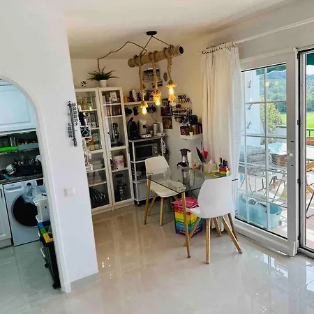 Spacious Near With Shared Pool Daire *