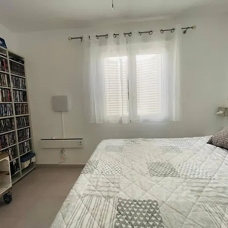 Spacious Near With Shared Pool Daire