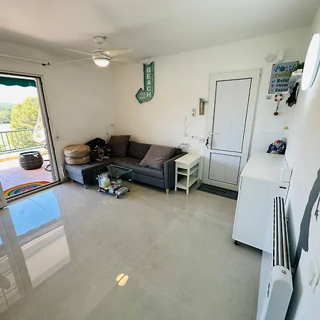 Spacious Near With Shared Pool Apartament *