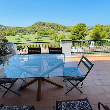 Spacious Near With Shared Pool Apartamento